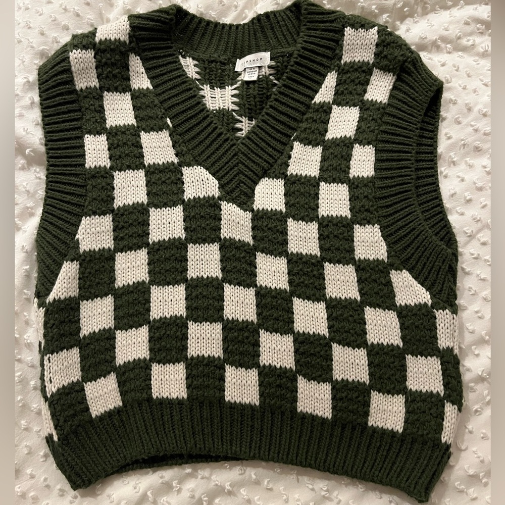 CHECK SWEATER VEST IN DARK GREEN